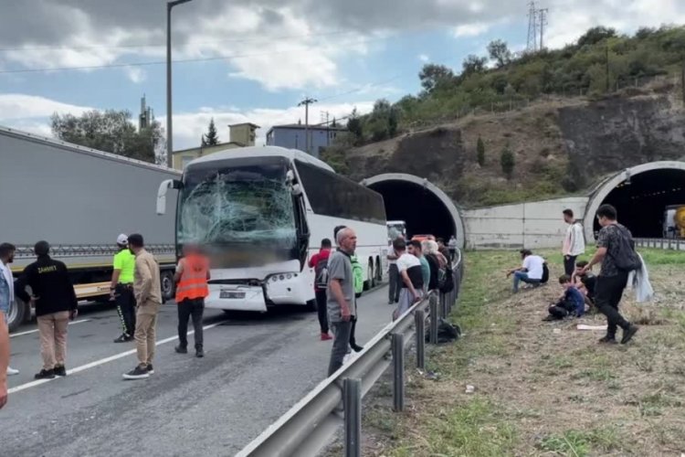 Kocaeli'de 2 yolcu otob&uuml;s&uuml; ve hafif ticari ara&ccedil; &ccedil;arpıştı