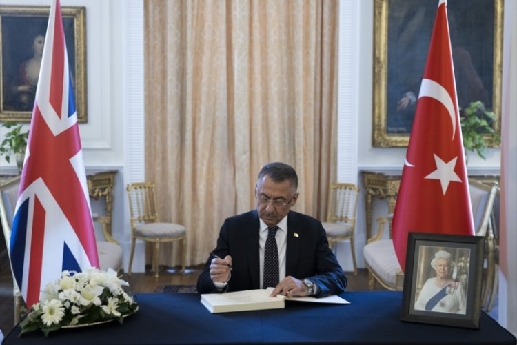 Cumhurbaşkanı Yardımcısı Oktay, İngiltere B&uuml;y&uuml;kel&ccedil;iliğinde taziye defterini imzaladı