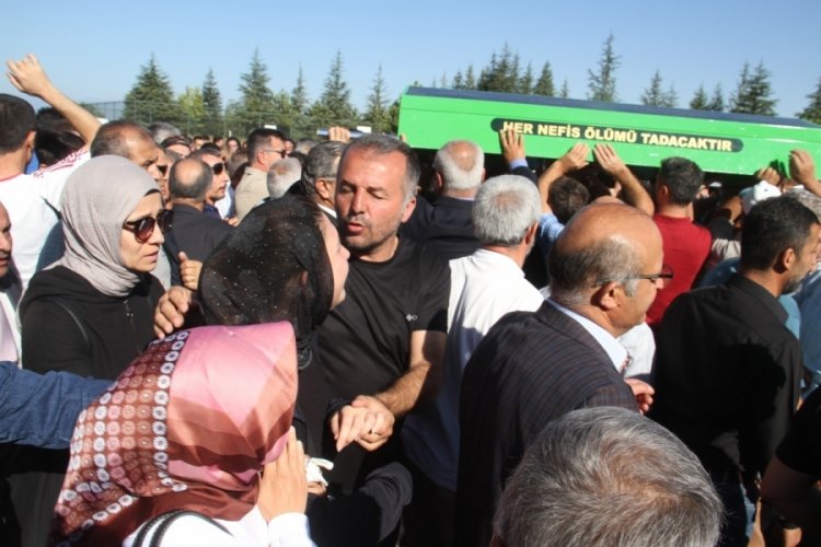 Okulların a&ccedil;ıldığı g&uuml;n, 28 yıl g&ouml;rev yaptığı okula cenazesi geldi
