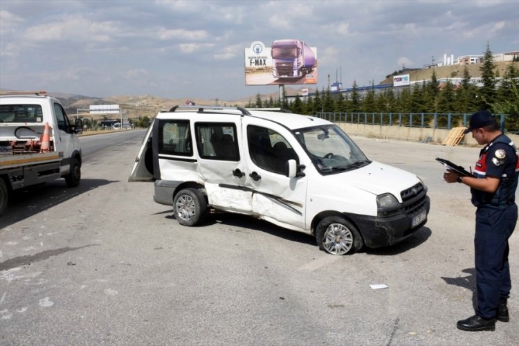 Kırıkkale'de iki ara&ccedil; &ccedil;arpıştı, 9 kişi yaralandı