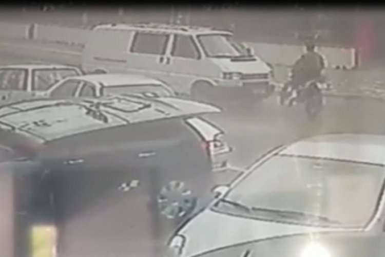 Bursa'da minib&uuml;s motosiklet s&uuml;r&uuml;c&uuml;s&uuml;ne &ccedil;arptı: Teslim oldu