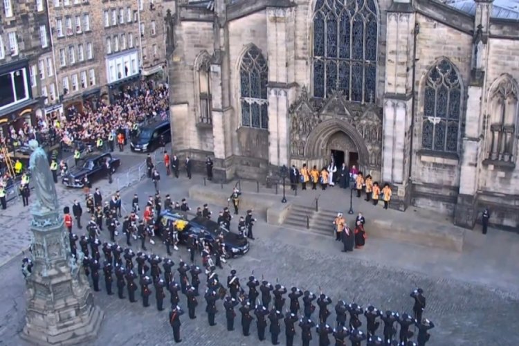 Krali&ccedil;e 2. Elizabeth'in naaşı, St. Giles Katedrali'ne getirildi