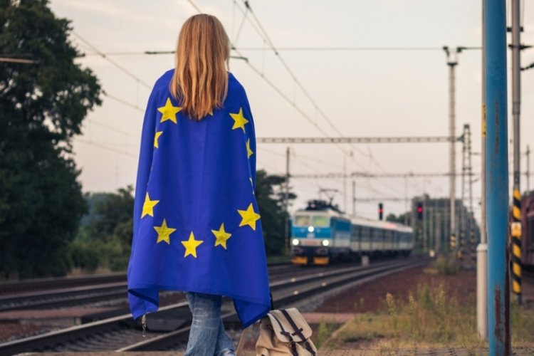 AB, gen&ccedil;lere Avrupa'da ge&ccedil;erli 35 bin tren bileti dağıtacak!