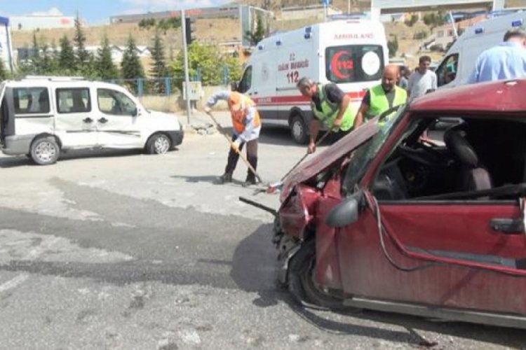 Kırıkkale'de otomobil ile hafif ticari ara&ccedil; &ccedil;arpıştı: 9 yaralı