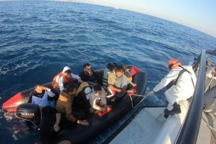 T&uuml;rk kara sularına itilen 12 d&uuml;zensiz g&ouml;&ccedil;men kurtarıldı