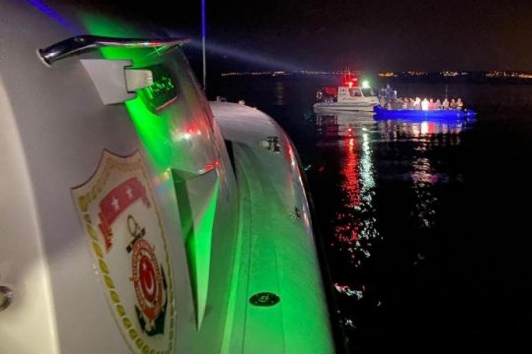 İzmir a&ccedil;ıklarında geri itilen 210 d&uuml;zensiz g&ouml;&ccedil;men kurtarıldı