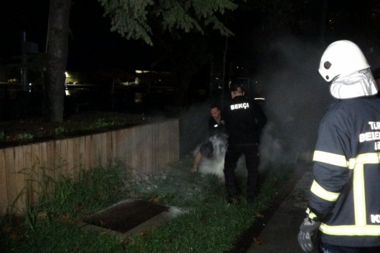 Adliye binasının &ouml;n&uuml;nde &uuml;zerine benzin d&ouml;k&uuml;p kendini yakmaya kalktı