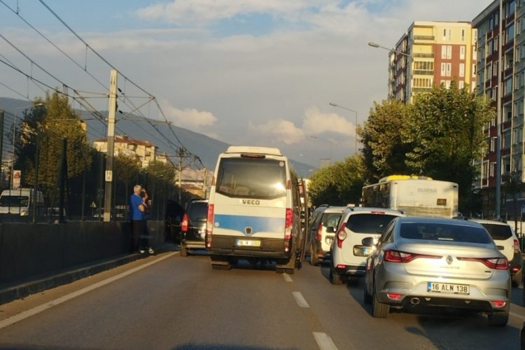 Bursa'da şerit değiştiren minib&uuml;s kaza yaptı&nbsp;