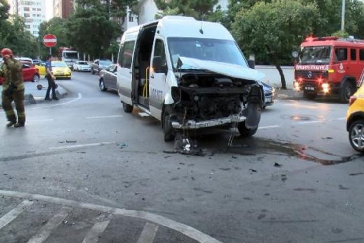 İstanbul'da iş&ccedil;ileri taşıyan iki servis minib&uuml;s&uuml; &ccedil;arpıştı
