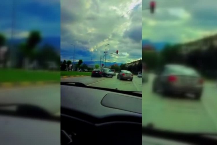 Karab&uuml;k'te hafif ticari ara&ccedil;, kırmızı ışıkta duran 2 otomobile &ccedil;arptı