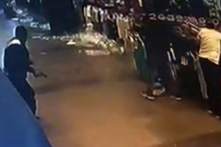 İstanbul'da yeraltı &ccedil;arşısında &ccedil;atışma: 7 yaralı