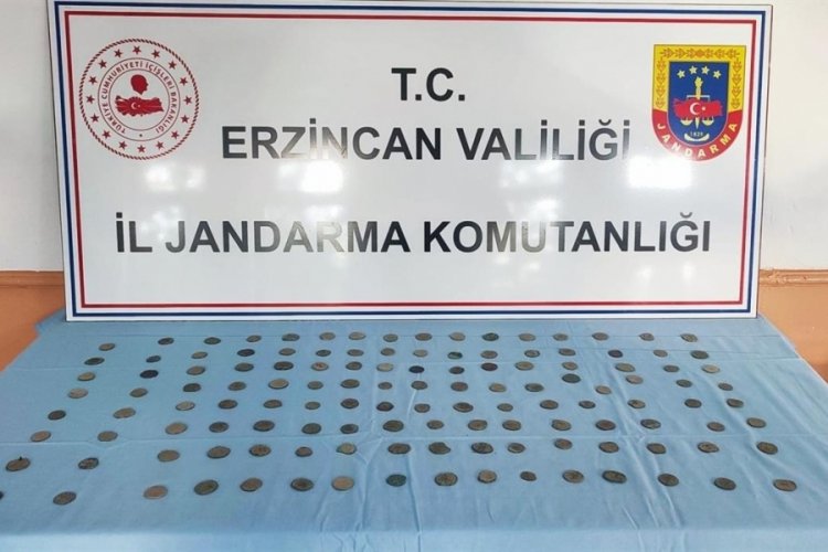 Jandarmaya elindeki 129 sikkeyi satmaya &ccedil;alışırken yakalandı