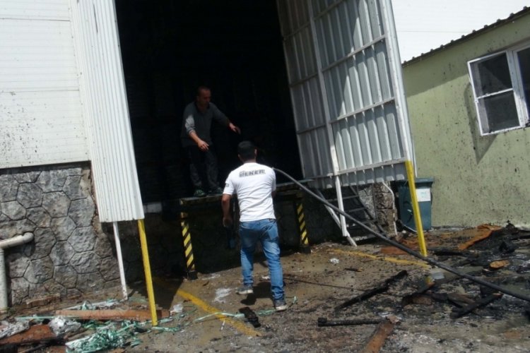 Kilis'te fabrikada &ccedil;ıkan yangın kısa s&uuml;rede s&ouml;nd&uuml;r&uuml;ld&uuml;