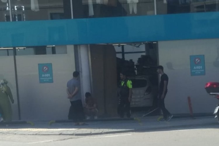 Bursa'da otomobil markete girdi