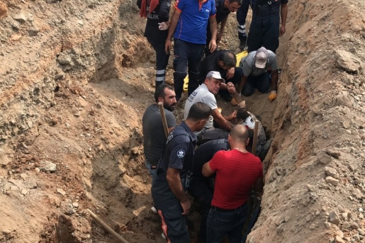 Elazığ'da g&ouml;&ccedil;&uuml;k altında kalan iş&ccedil;i i&ccedil;in ekipler seferber oldu