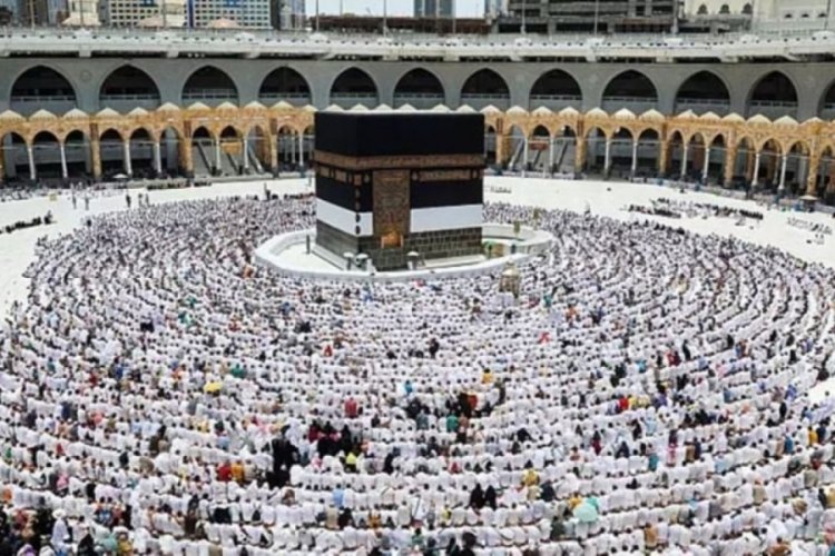 Kabe'de bir kişi Krali&ccedil;e Elizabeth i&ccedil;in umre yapmaya kalkıştı