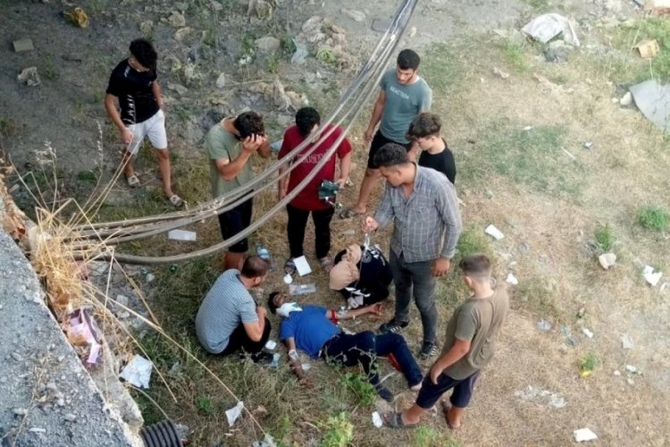 Otomobilin &ccedil;arptığı motosiklet s&uuml;r&uuml;c&uuml;s&uuml; kanala u&ccedil;tu