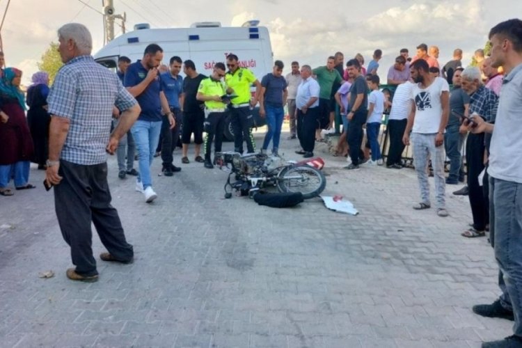 Otomobilin &ccedil;arptığı motosiklet s&uuml;r&uuml;c&uuml;s&uuml; kanala u&ccedil;tu