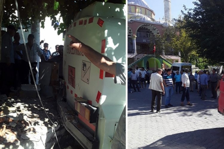 Akaryakıt y&uuml;kl&uuml; tanker, kıraathaneye girdi