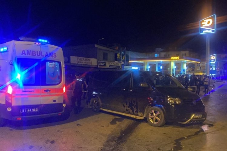 Polisin dur ihtarına uymayan otomobil minib&uuml;se &ccedil;arptı