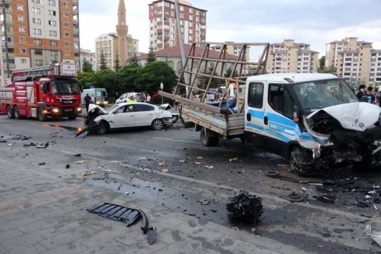 3 ara&ccedil; &ccedil;arpıştı, ortalık savaş alanına d&ouml;nd&uuml;