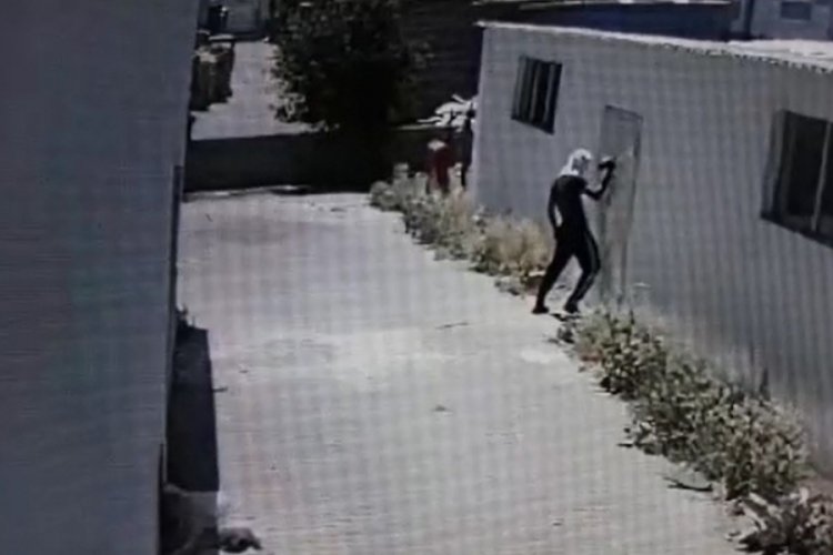 Hırsızlık yaptı, parmak izi kalmasın diye kapıyı sildi