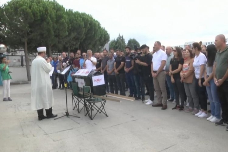 İşten &ccedil;ıkarılan iş&ccedil;iler tabutlu eylem yaptı, gıyabi cenaze namazı kıldı