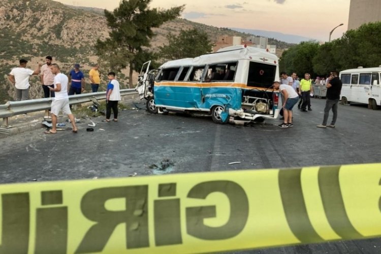 Servis aracı yolcuların arasına daldı: &Ouml;l&uuml; sayısı 2'ye y&uuml;kseldi