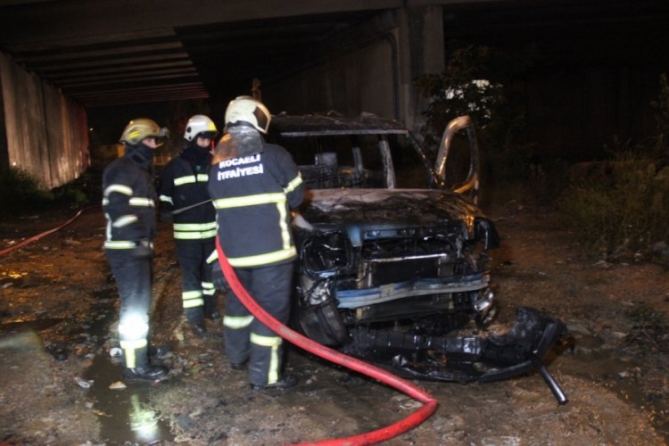 Terk edilmiş ara&ccedil; alev alev yandı