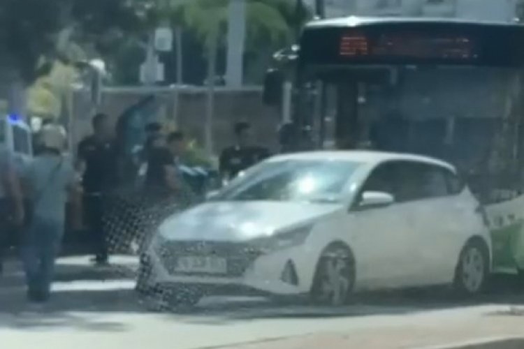 Bursa'da s&uuml;r&uuml;c&uuml;lerin yol verme kavgasını vatandaşlar ayırdı