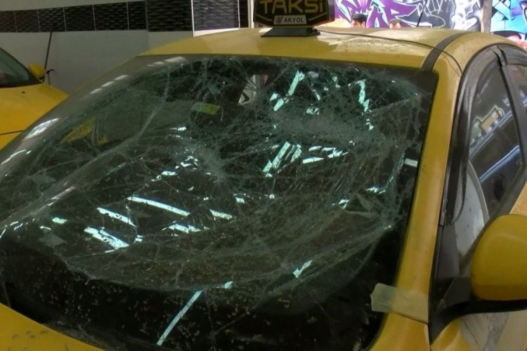 İstanbul'da yolcu almak i&ccedil;in duran taksici darp edildi