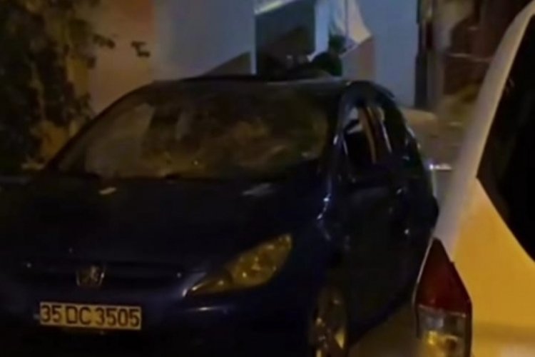 Trafikte ara&ccedil; sıkıştıran s&uuml;r&uuml;c&uuml;ye tepki g&ouml;steren gen&ccedil; &ouml;ld&uuml;r&uuml;ld&uuml;