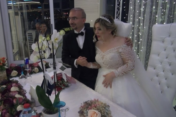 D&uuml;ğ&uuml;nde geline, damadın tiyatrocu arkadaşlarından 'hamile şakası'