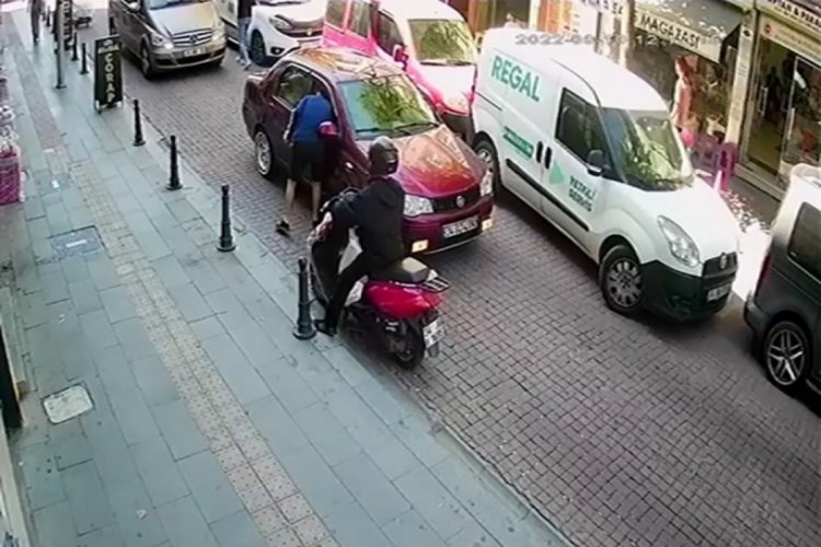 İstanbul Bayrampaşa'da cep telefonu hırsızlığı kamerada