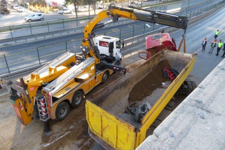 İstanbul'da devrilen hafriyat y&uuml;kl&uuml; tır 8 saat sonra kaldırıldı