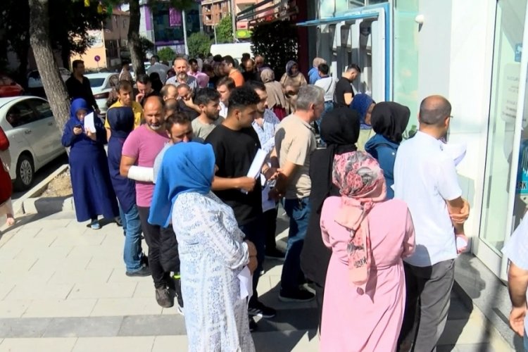 Konut başvurusunun ilk g&uuml;n&uuml;nde bankalar &ouml;n&uuml;nde uzun kuyruklar oluştu