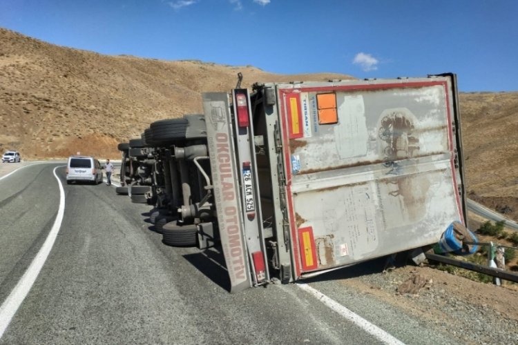 İzolasyon malzemesi y&uuml;kl&uuml; TIR devrildi