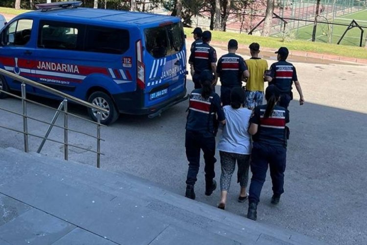 Bebeklerini &ccedil;&ouml;pe bırakan anne ve baba tutuklandı