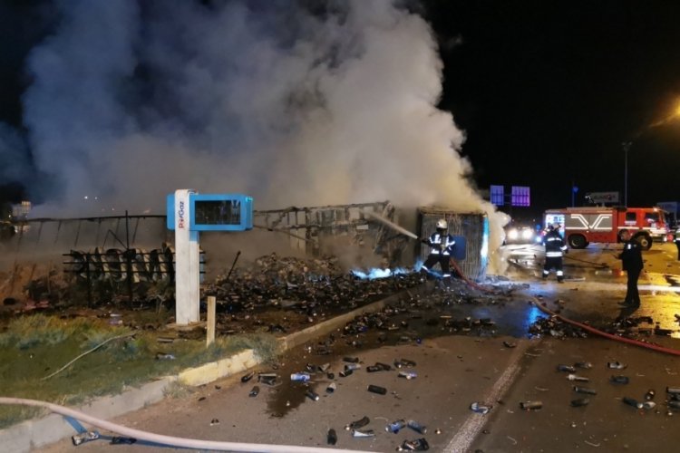 Alev topuna d&ouml;nen TIR geceyi aydınlattı