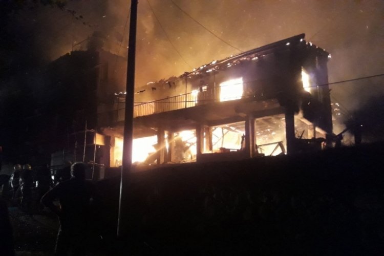 3 ev yanarak kullanılamaz hale geldi
