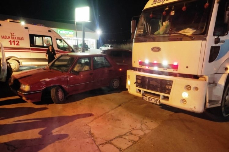 Sakarya'da otomobil ile tavuk y&uuml;kl&uuml; kamyon &ccedil;arpıştı