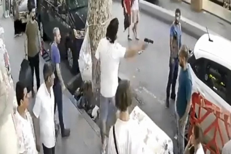Yolda y&uuml;r&uuml;rken kendisine &ccedil;arpan kişiye silah &ccedil;ekti