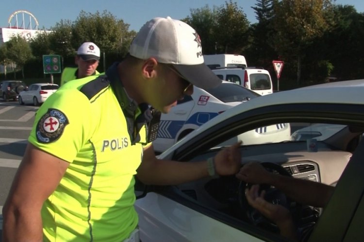 Trafik kuralını ihlal eden s&uuml;r&uuml;c&uuml; aracını muhabirin &uuml;zerine s&uuml;rd&uuml;