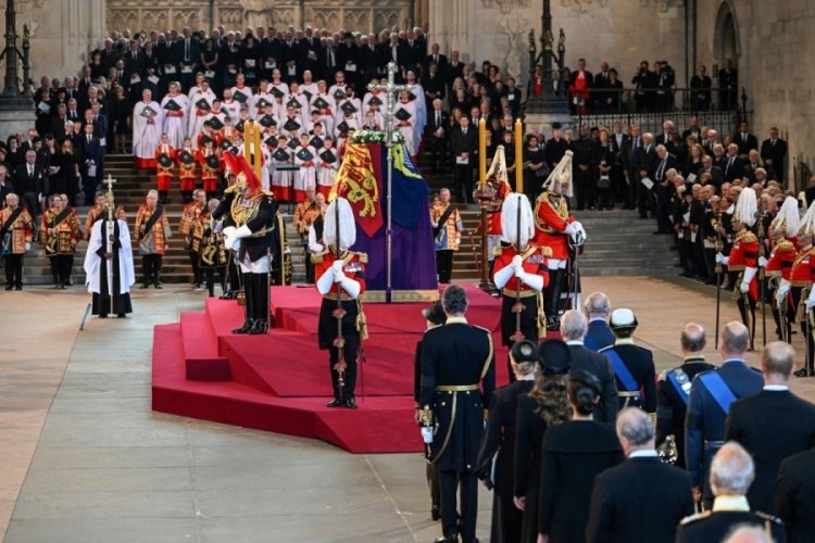 Krali&ccedil;e Elizabeth nedeniyle İngiltere'de tedaviler ertelendi