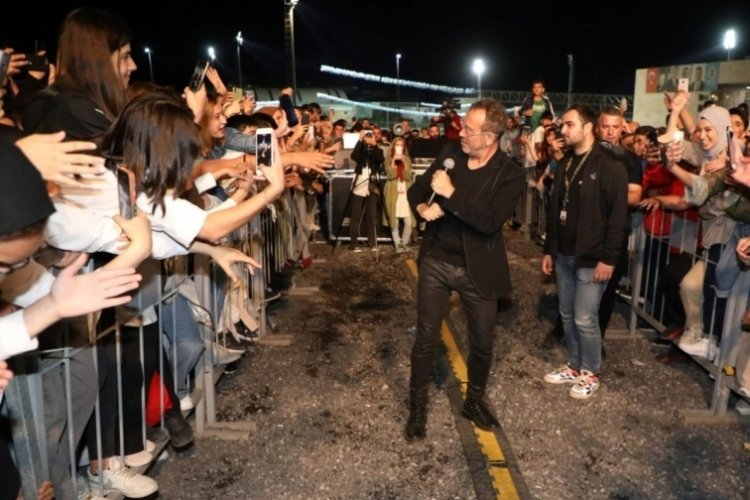 Haluk Levent seyircilerin arasında konser verdi