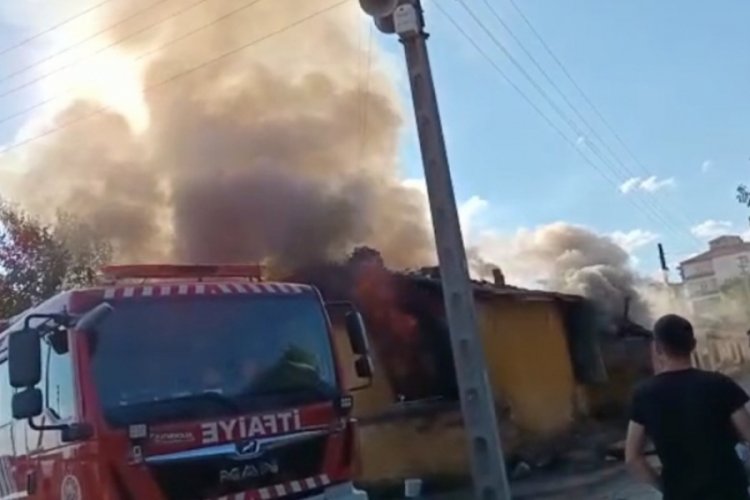 &Ccedil;orum'da &ccedil;ıkan gecekondu yangınından 2 k&uuml;&ccedil;&uuml;k &ccedil;ocuk etkilendi