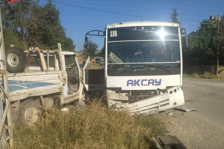 Konya'da iş&ccedil;i servisi ile kamyonet &ccedil;arpıştı, 17 iş&ccedil;i yaralandı