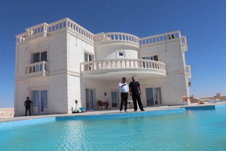 Mardin'de Avrupa'daki &ccedil;ocukları k&ouml;ye d&ouml;ns&uuml;n diye havuzlu villa yaptırdı