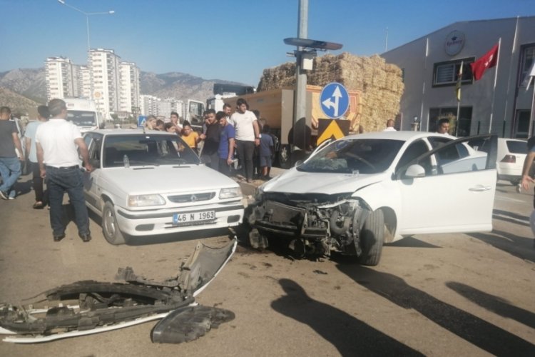 Adana'da tır, otomobile &ccedil;arptı: 3 kişi yaralandı