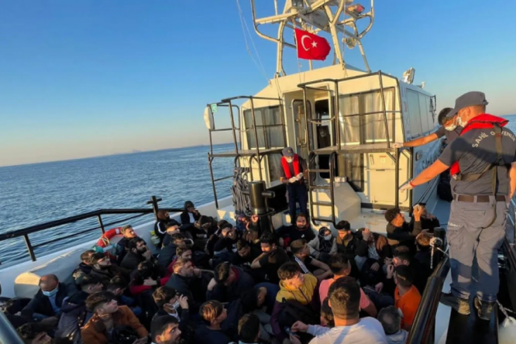 &Ccedil;anakkale a&ccedil;ıklarında, 84 ka&ccedil;ak g&ouml;&ccedil;men  yakalandı